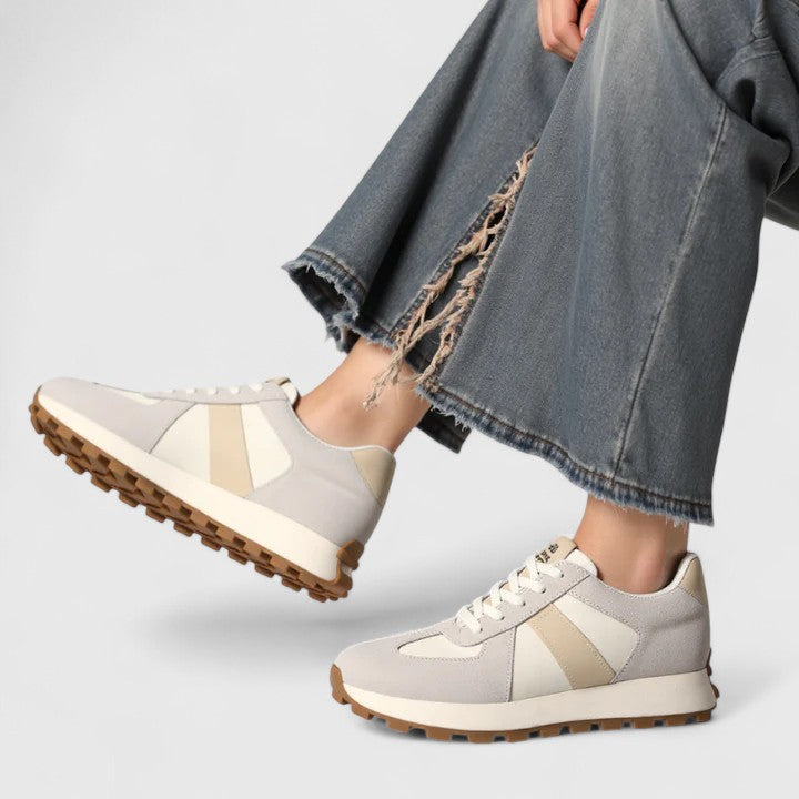 Sapatos elegantes de senhora em pele para a temporada de verão, modelo universal, calçado estiloso.