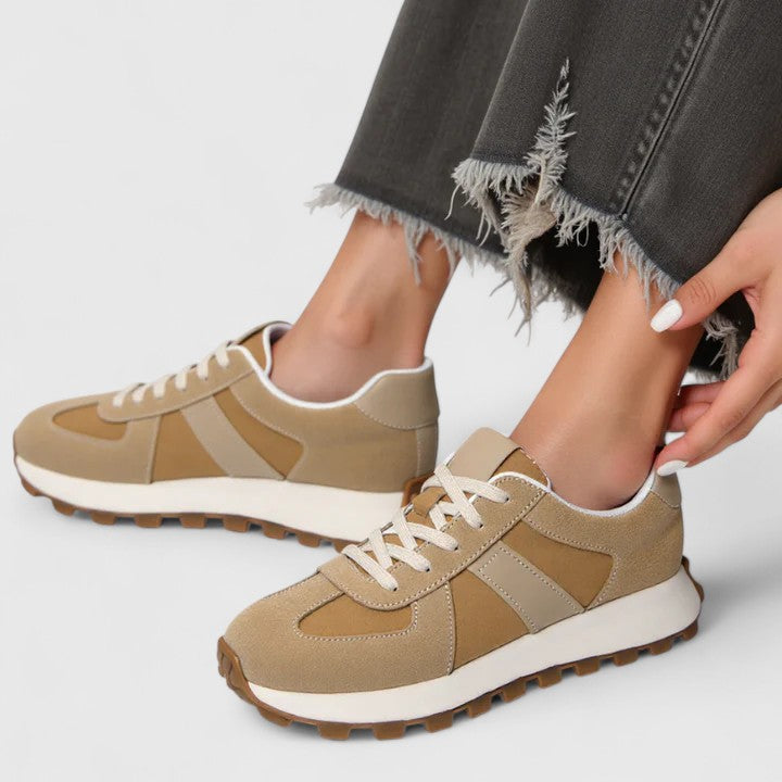Sapatos elegantes de senhora em pele para a temporada de verão, modelo universal, calçado estiloso.