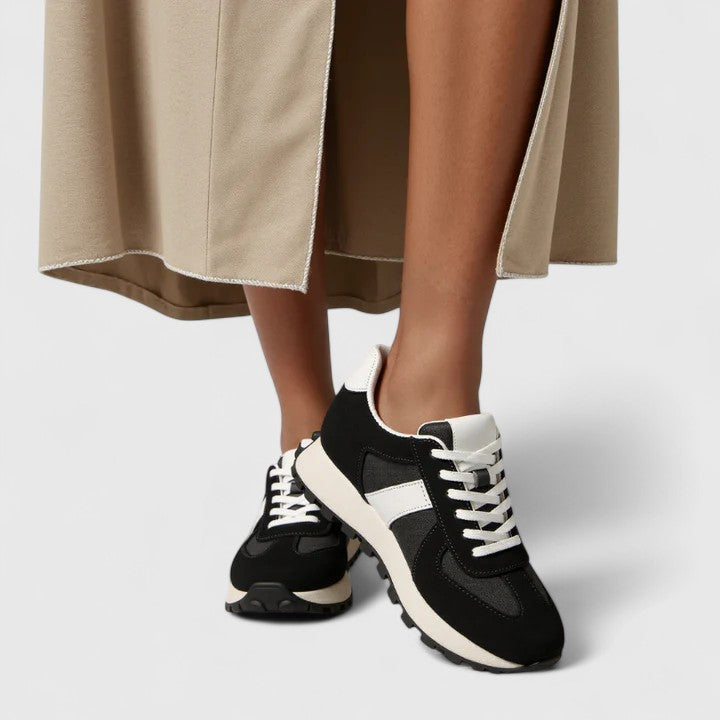 Sapatos elegantes de senhora em pele para a temporada de verão, modelo universal, calçado estiloso.