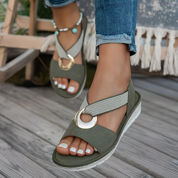 Sandały damskie płaskie skórzane z metalową klamrą na lato