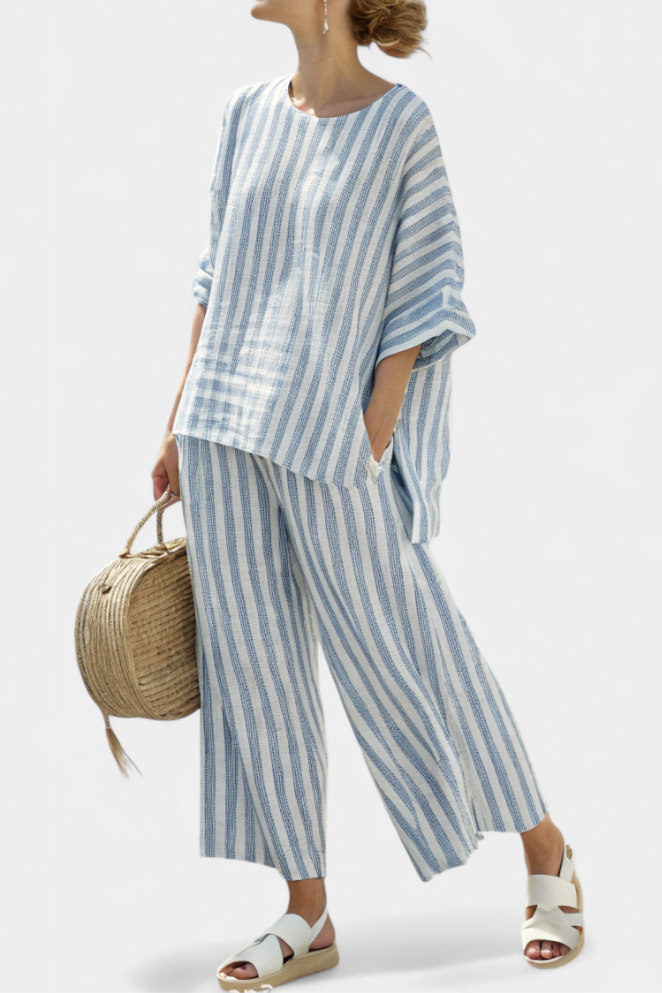 Conjunto feminino de linho para o verão com blusa às riscas e calças largas e soltas com pernas largas.