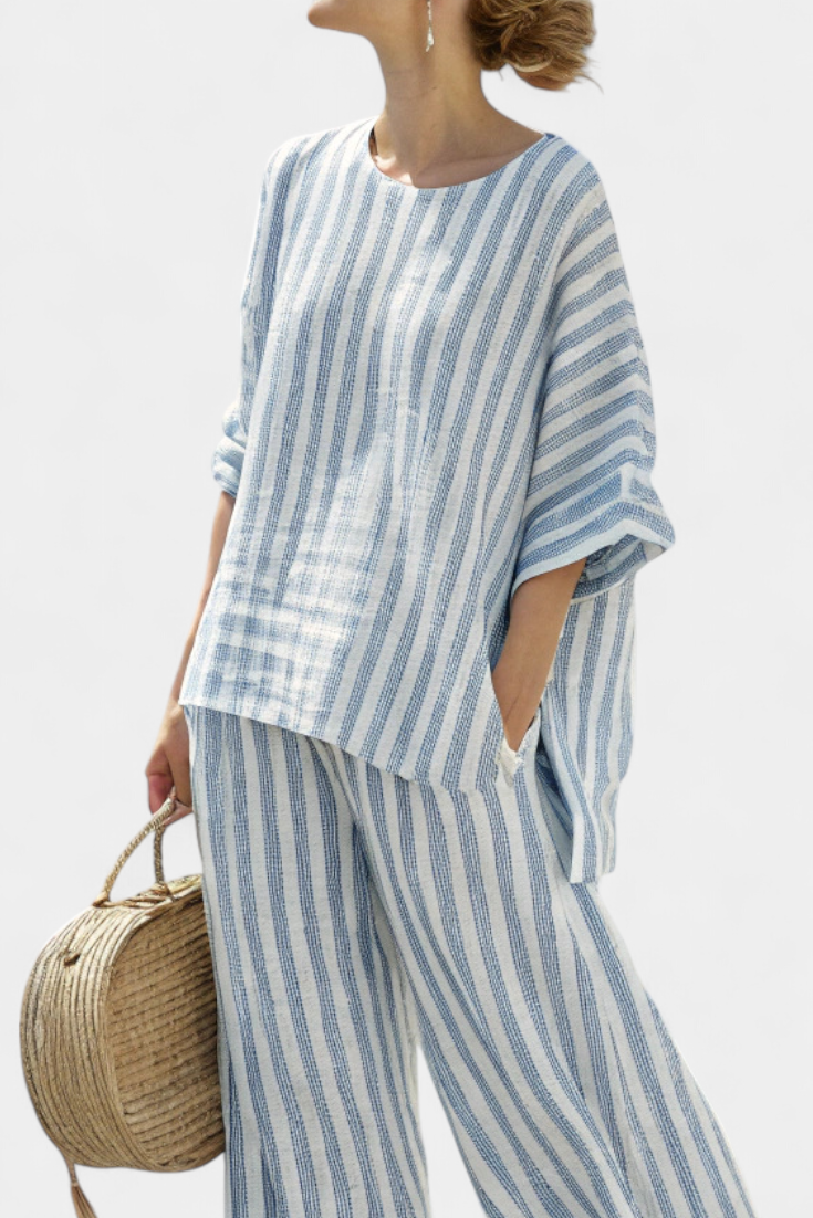 Conjunto feminino de linho para o verão com blusa às riscas e calças largas e soltas com pernas largas.