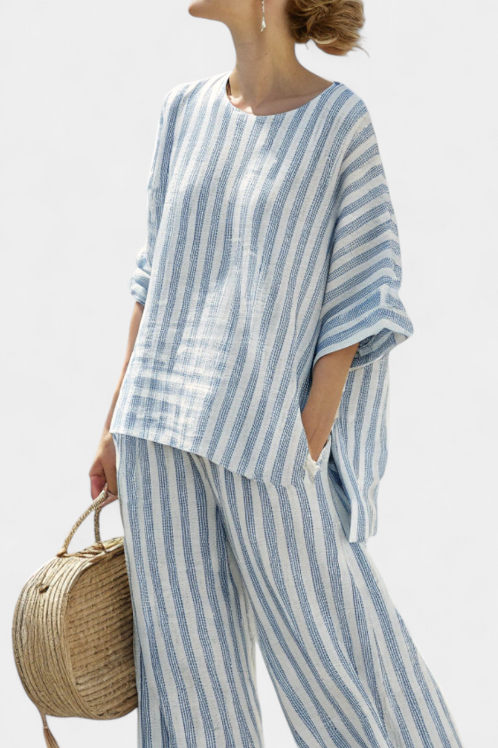 Conjunto feminino de linho para o verão com blusa às riscas e calças largas e soltas com pernas largas.
