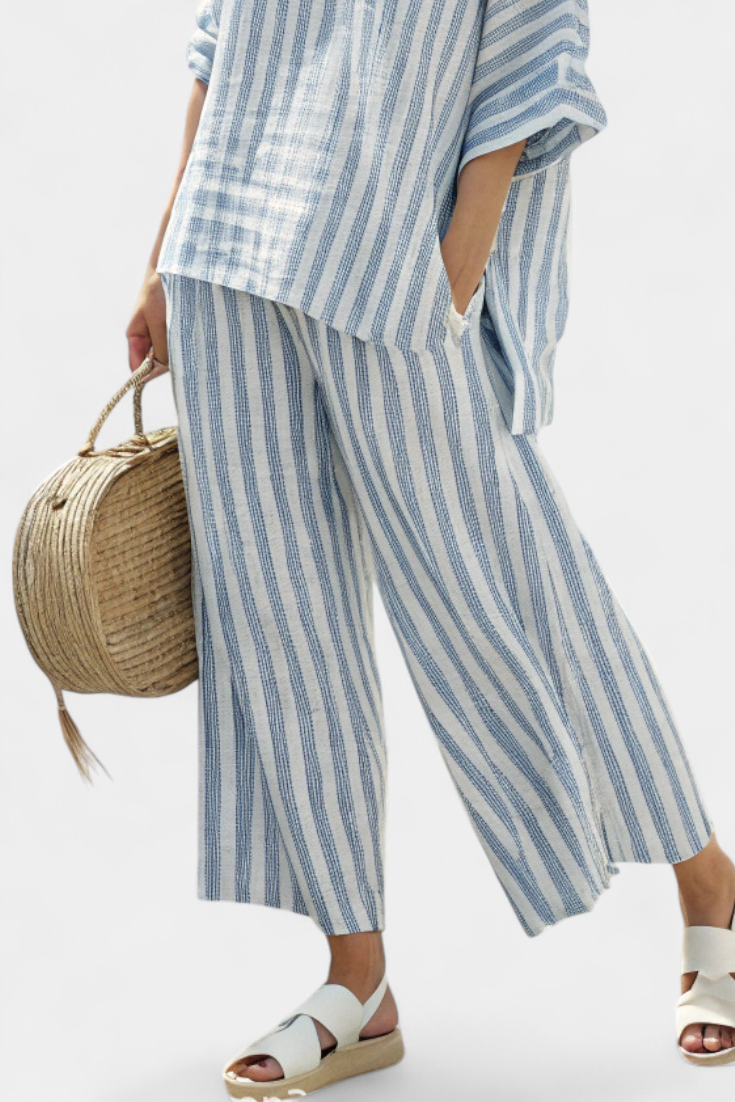 Conjunto feminino de linho para o verão com blusa às riscas e calças largas e soltas com pernas largas.