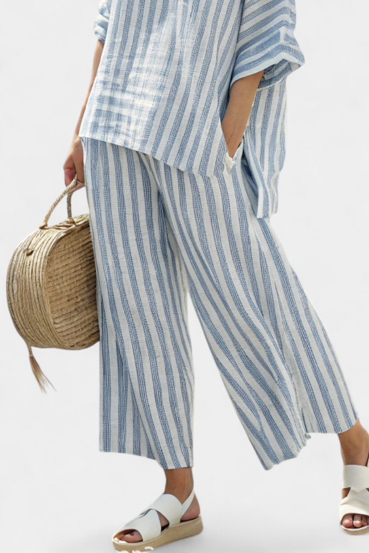 Conjunto feminino de linho para o verão com blusa às riscas e calças largas e soltas com pernas largas.