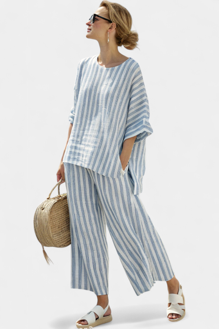Conjunto feminino de linho para o verão com blusa às riscas e calças largas e soltas com pernas largas.