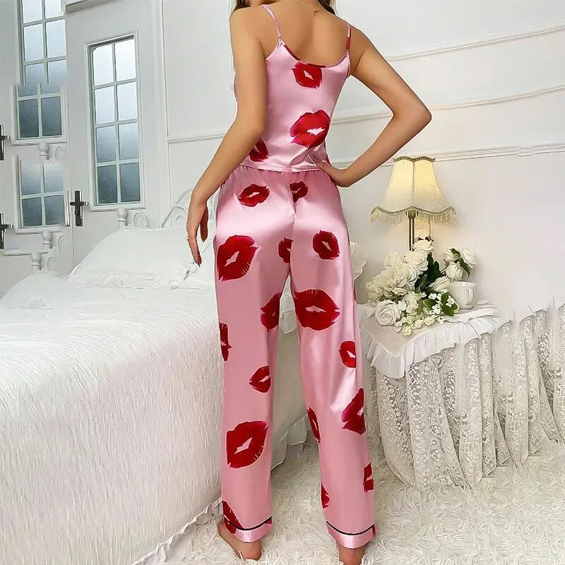 Rhea - Elegancka satynowa piżama z nadrukiem ust dla kobiet