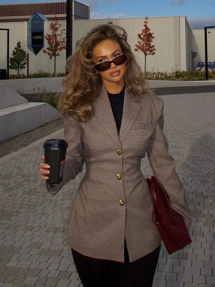 Marynarka damska w kratę z eleganckimi guzikami, dopasowany fason na jesień