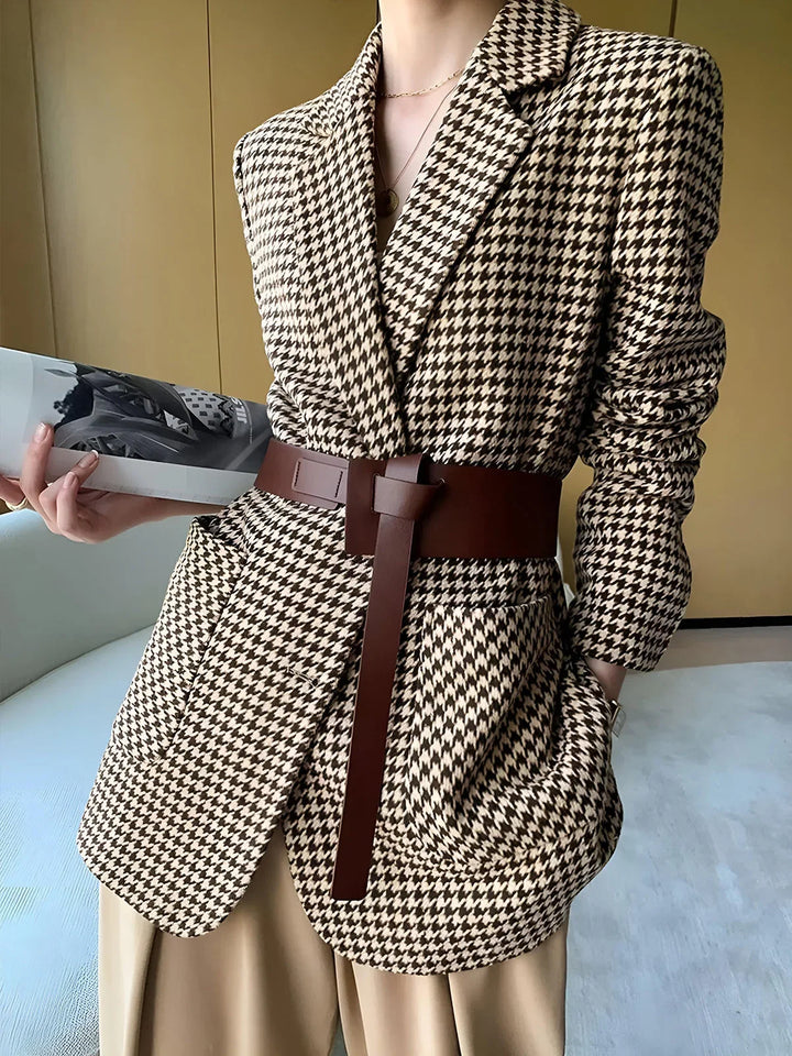 Żakiet damski w pepitkę z paskiem na jesień elegancki fason z rozcięciem