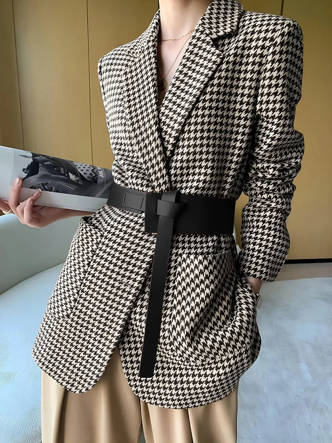Żakiet damski w pepitkę z paskiem na jesień elegancki fason z rozcięciem