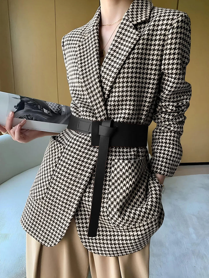 Żakiet damski w pepitkę z paskiem na jesień elegancki fason z rozcięciem