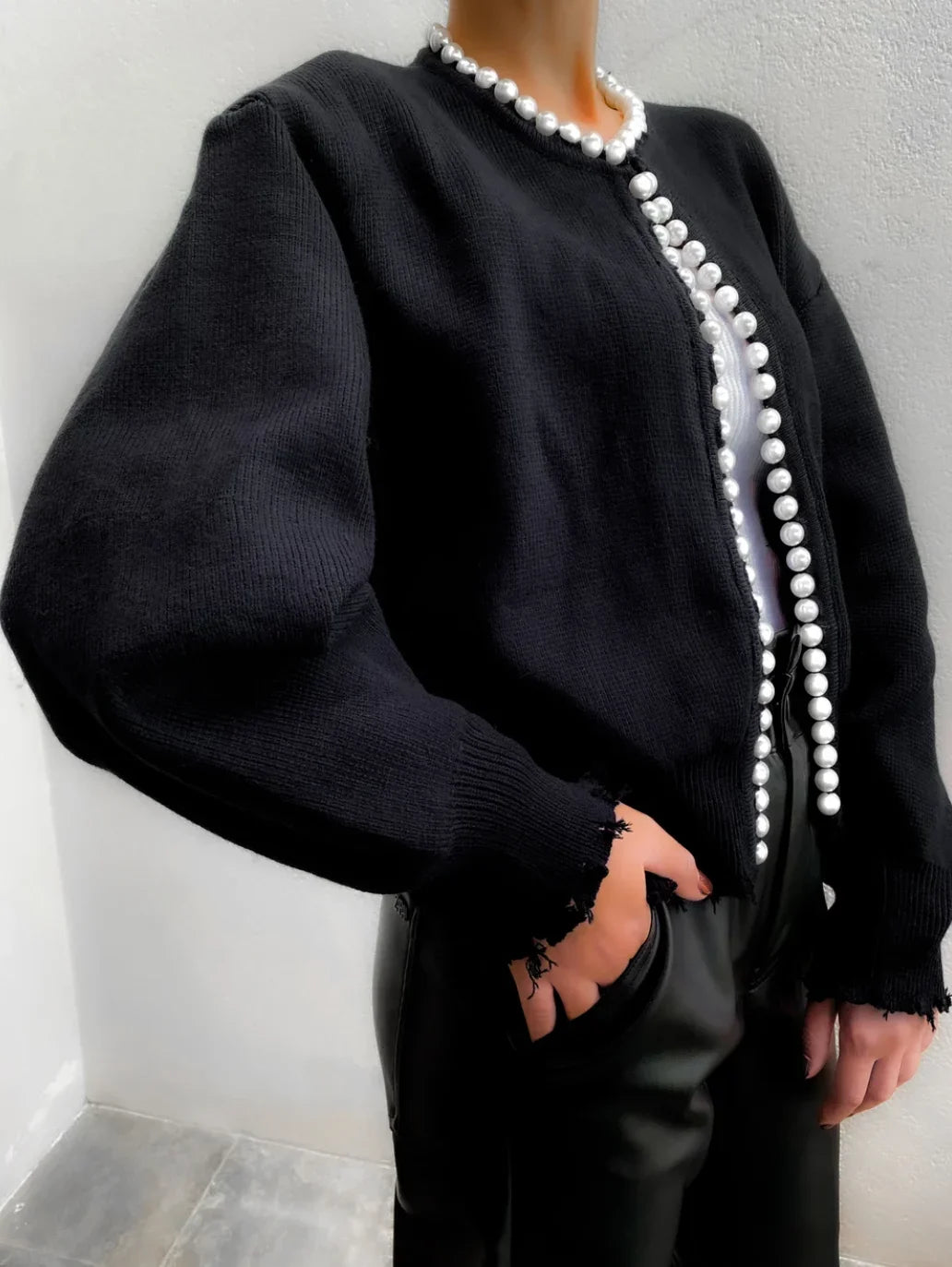 Curto trench coat feminino com mangas compridas elegantes