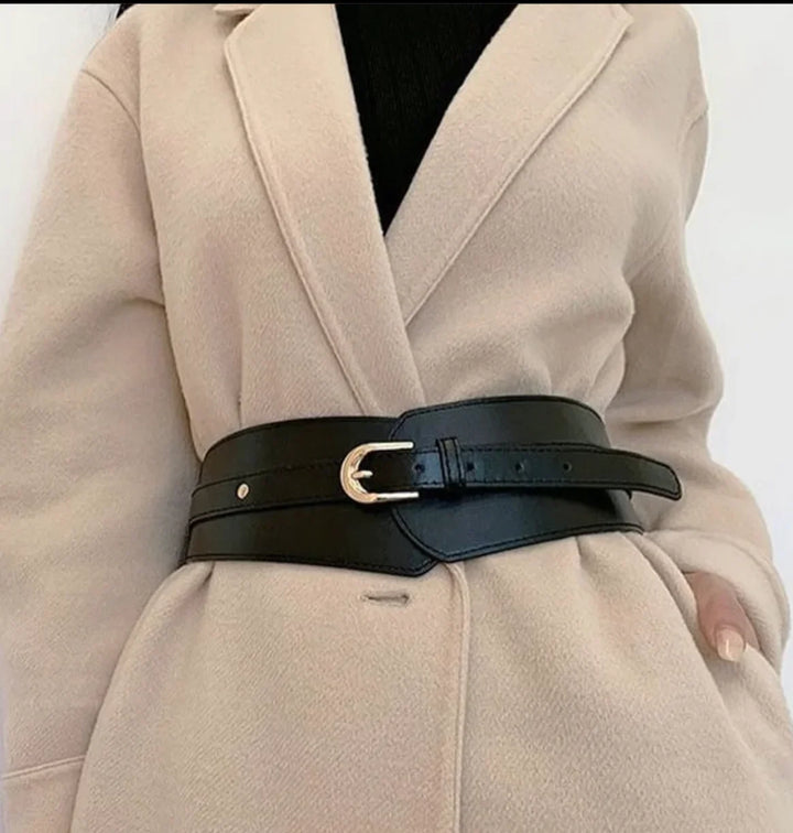 Curto trench coat feminino com mangas compridas elegantes