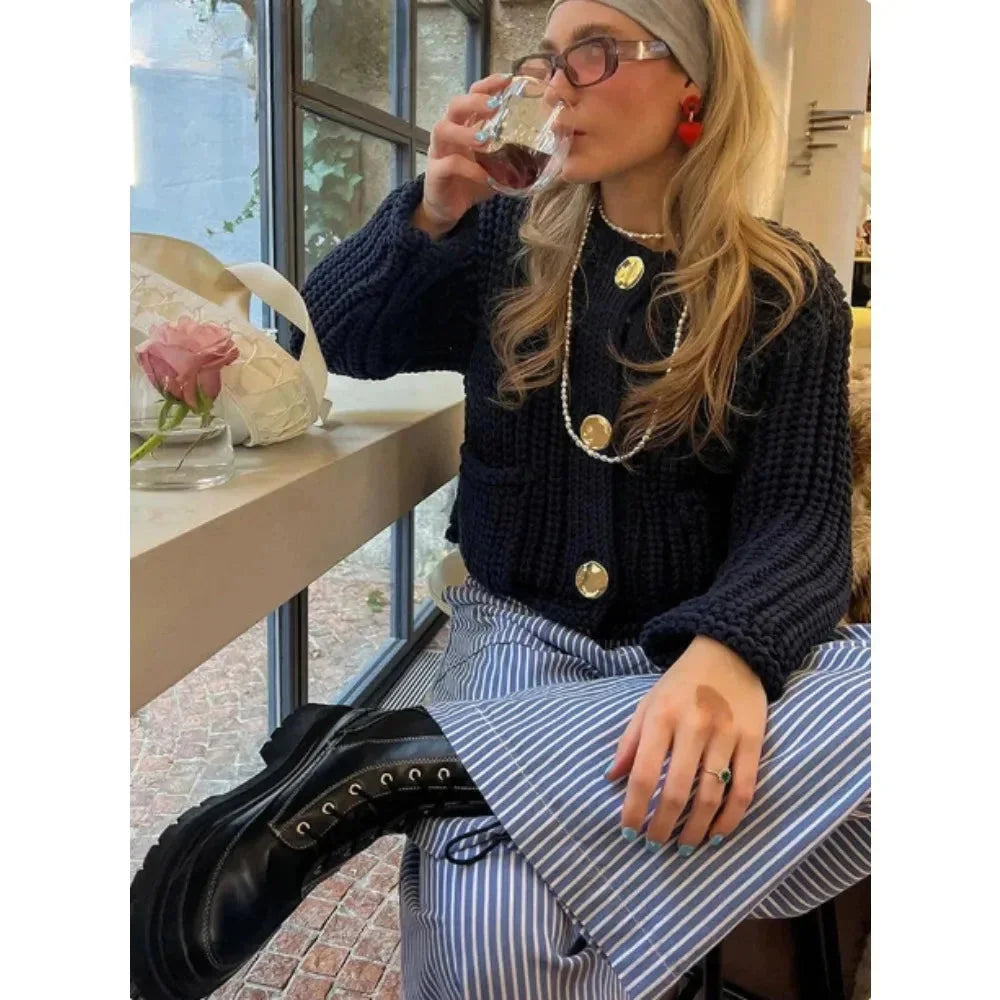 Kardigan damski z dzianiny na jesień zapinany na guziki o luźnym i eleganckim kroju