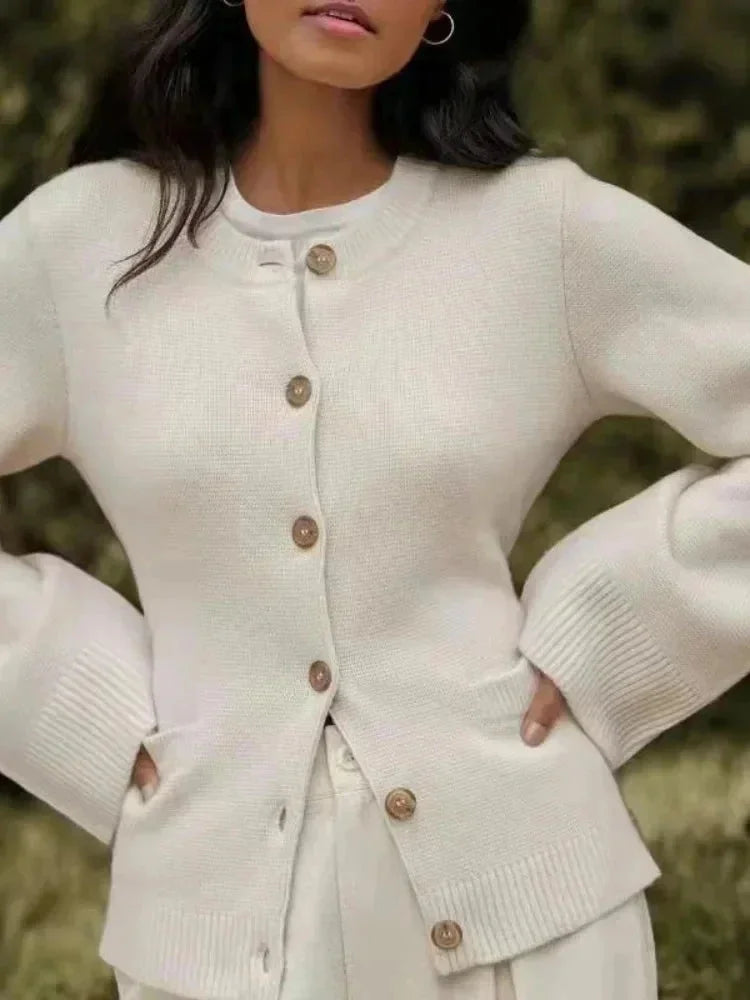 Kardigan damski z dzianiny na jesień z modnymi guzikami w eleganckim stylu