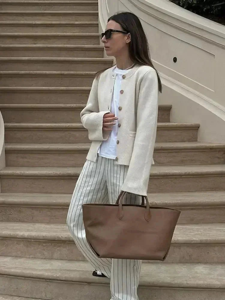 Kardigan damski z dzianiny na jesień z modnymi guzikami w eleganckim stylu