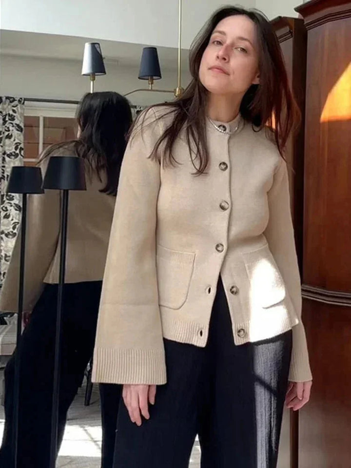 Kardigan damski z dzianiny na jesień z modnymi guzikami w eleganckim stylu