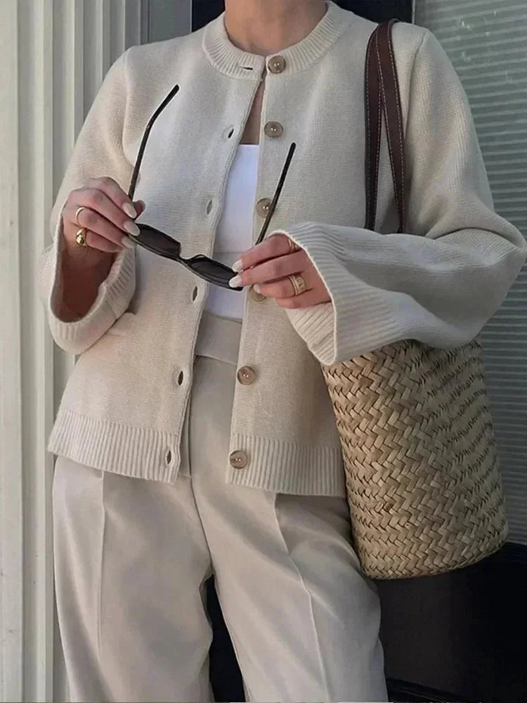 Kardigan damski z dzianiny na jesień z modnymi guzikami w eleganckim stylu