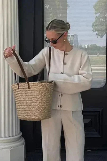 Kardigan damski z dzianiny na jesień z modnymi guzikami w eleganckim stylu