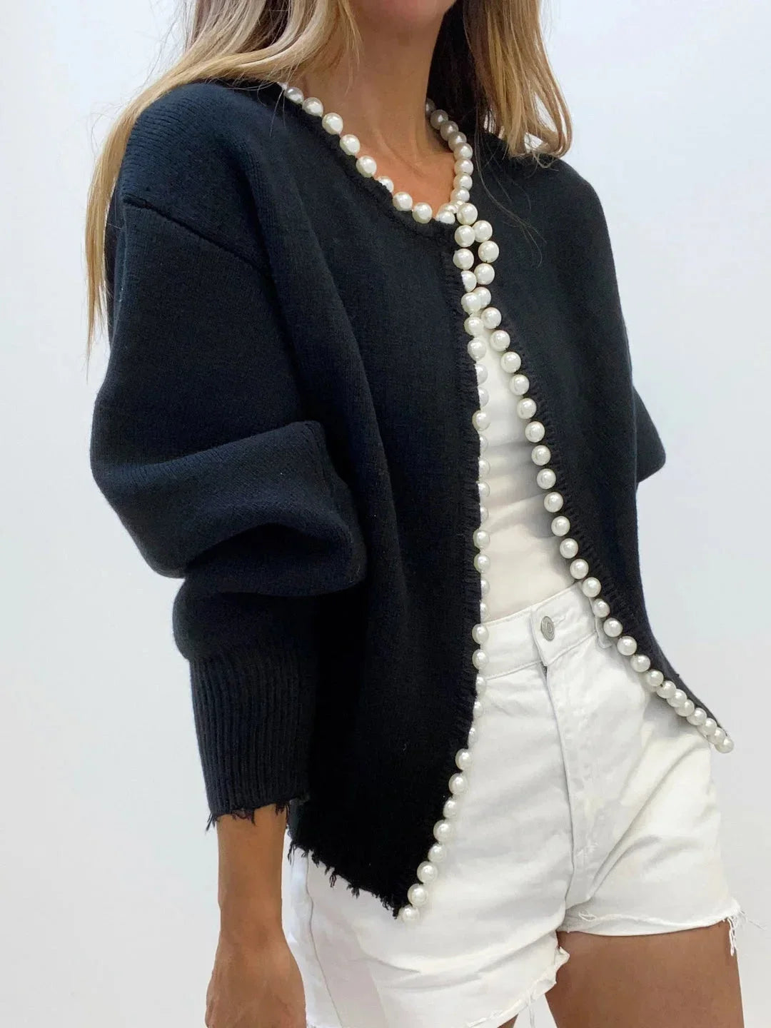 Kardigan damski z dzianiny z perłową lamówką – elegancki sweter na jesień