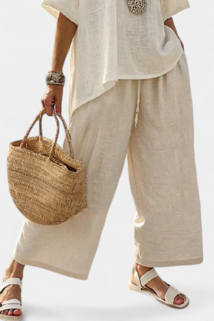 Conjunto feminino de linho para o verão com blusa oversize minimalista e calças de pernas largas.