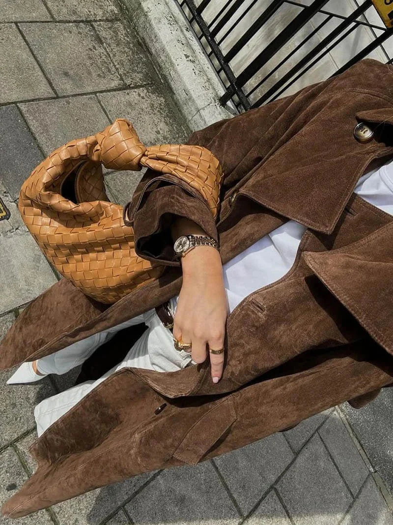 Trencz damski z paskiem i klapami elegancki płaszcz na chłodniejsze jesienne dni