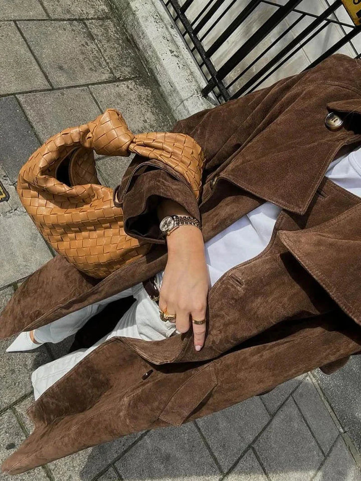 Trencz damski z paskiem i klapami elegancki płaszcz na chłodniejsze jesienne dni