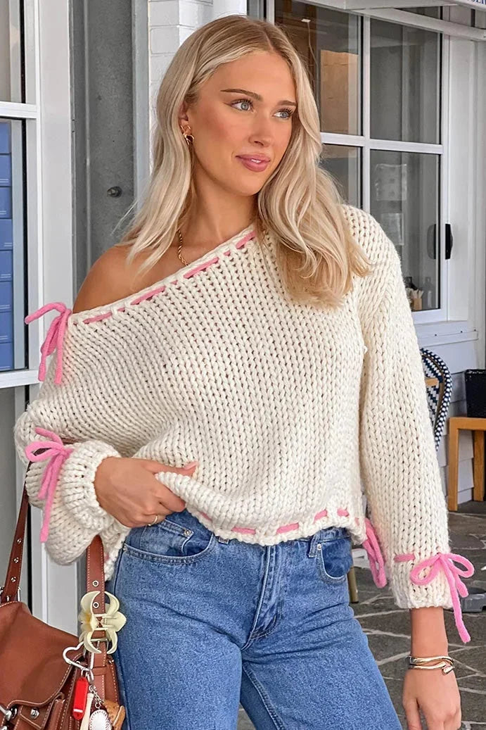 Sweter damski z dzianiny na jesień o asymetrycznym kroju z modnymi wiązaniami