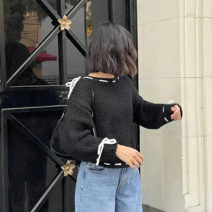 Sweter damski z dzianiny na jesień o asymetrycznym kroju z modnymi wiązaniami