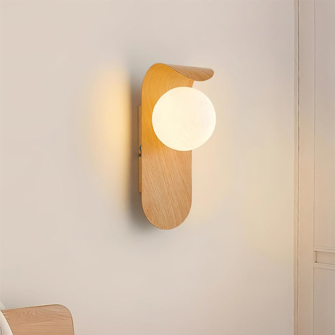 Kinkiet LED ścienny kulisty z drewnopodobnym wykończeniem do salonu 13x25cm