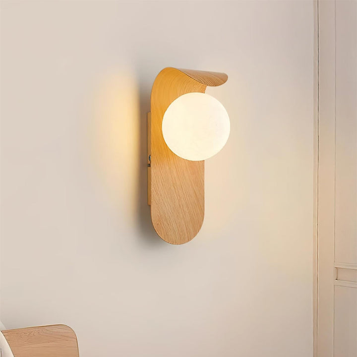 Kinkiet LED ścienny kulisty z drewnopodobnym wykończeniem do salonu 13x25cm