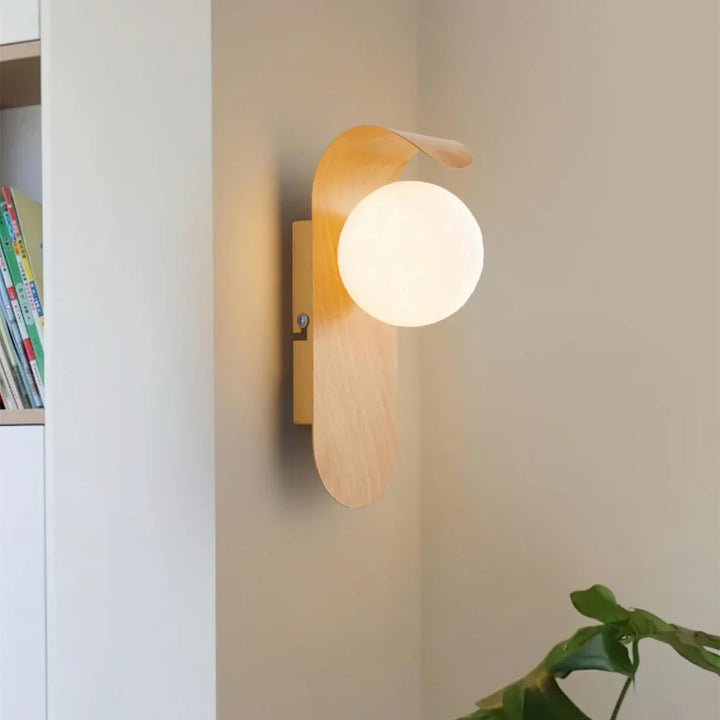 Kinkiet LED ścienny kulisty z drewnopodobnym wykończeniem do salonu 13x25cm