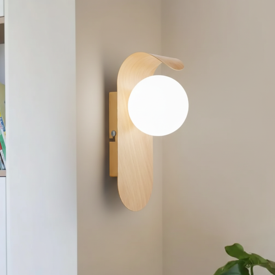 Kinkiet LED ścienny kulisty z drewnopodobnym wykończeniem do salonu 13x25cm