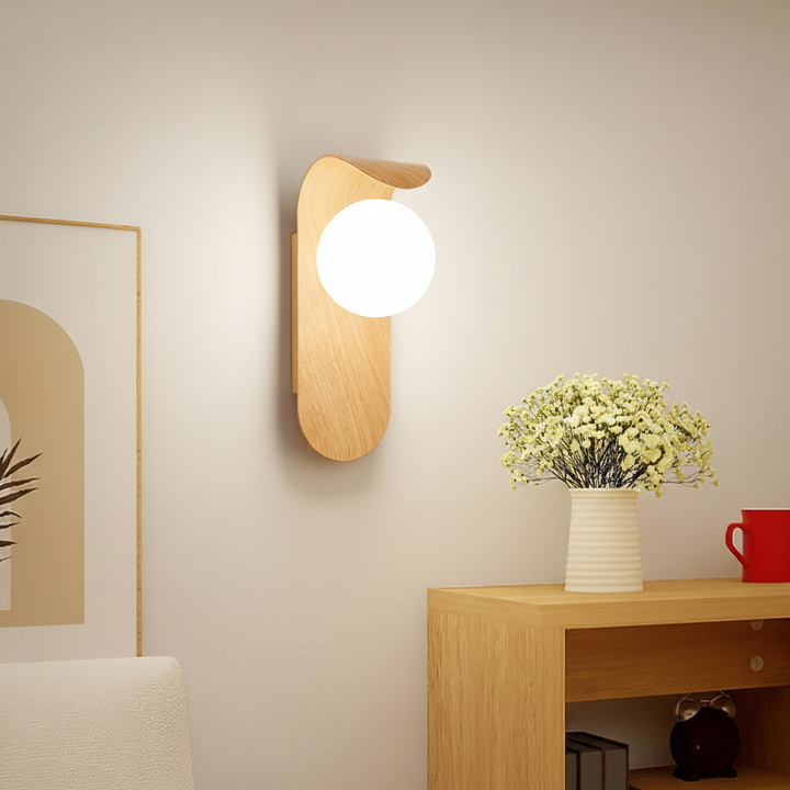 Kinkiet LED ścienny kulisty z drewnopodobnym wykończeniem do salonu 13x25cm