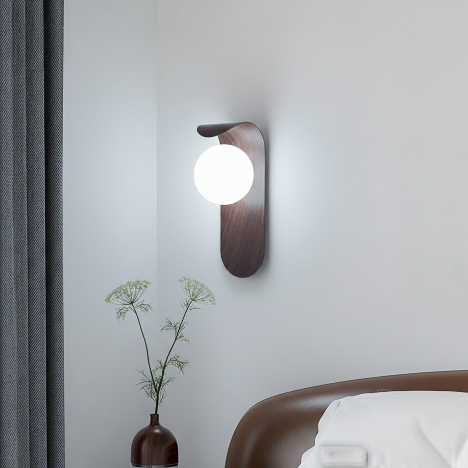 Kinkiet LED ścienny kulisty z drewnopodobnym wykończeniem do salonu 13x25cm