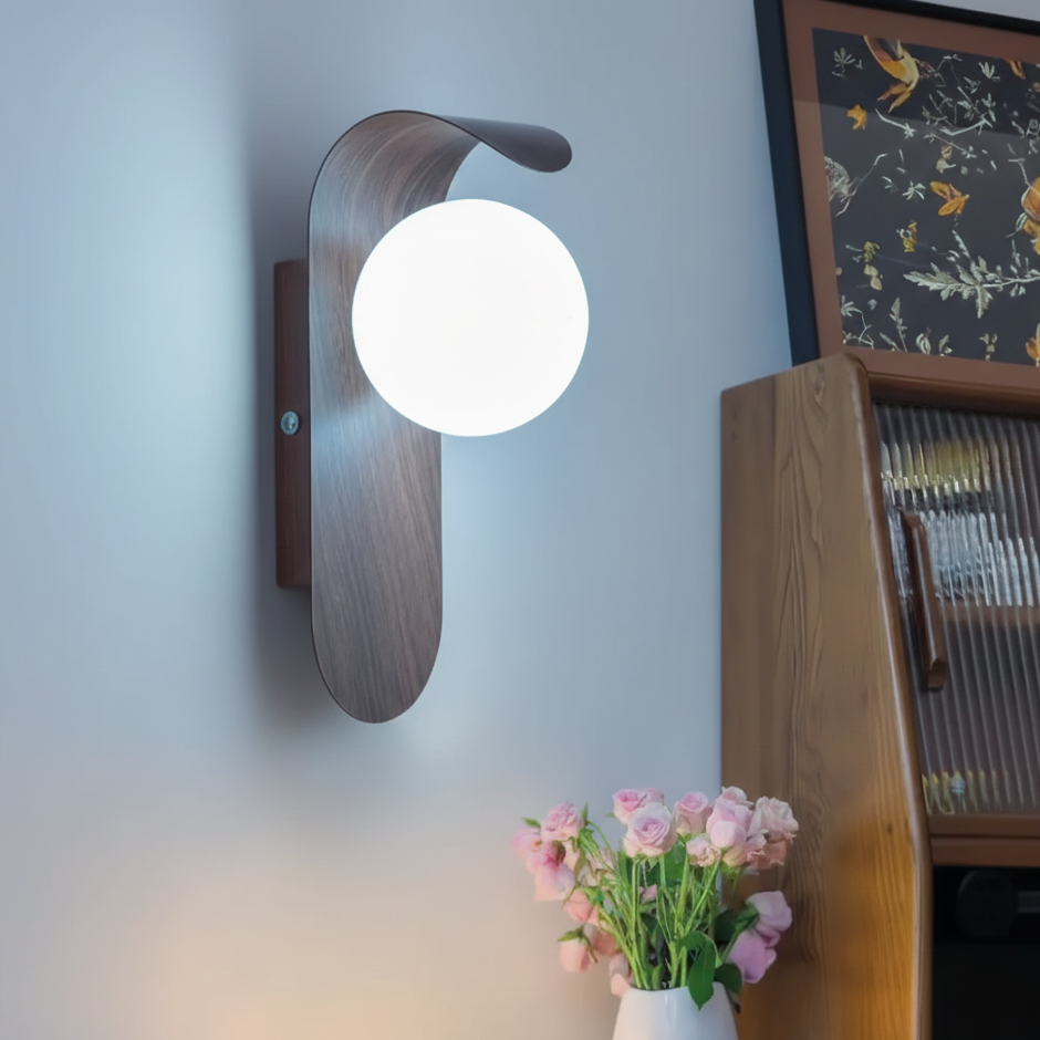 Kinkiet LED ścienny kulisty z drewnopodobnym wykończeniem do salonu 13x25cm