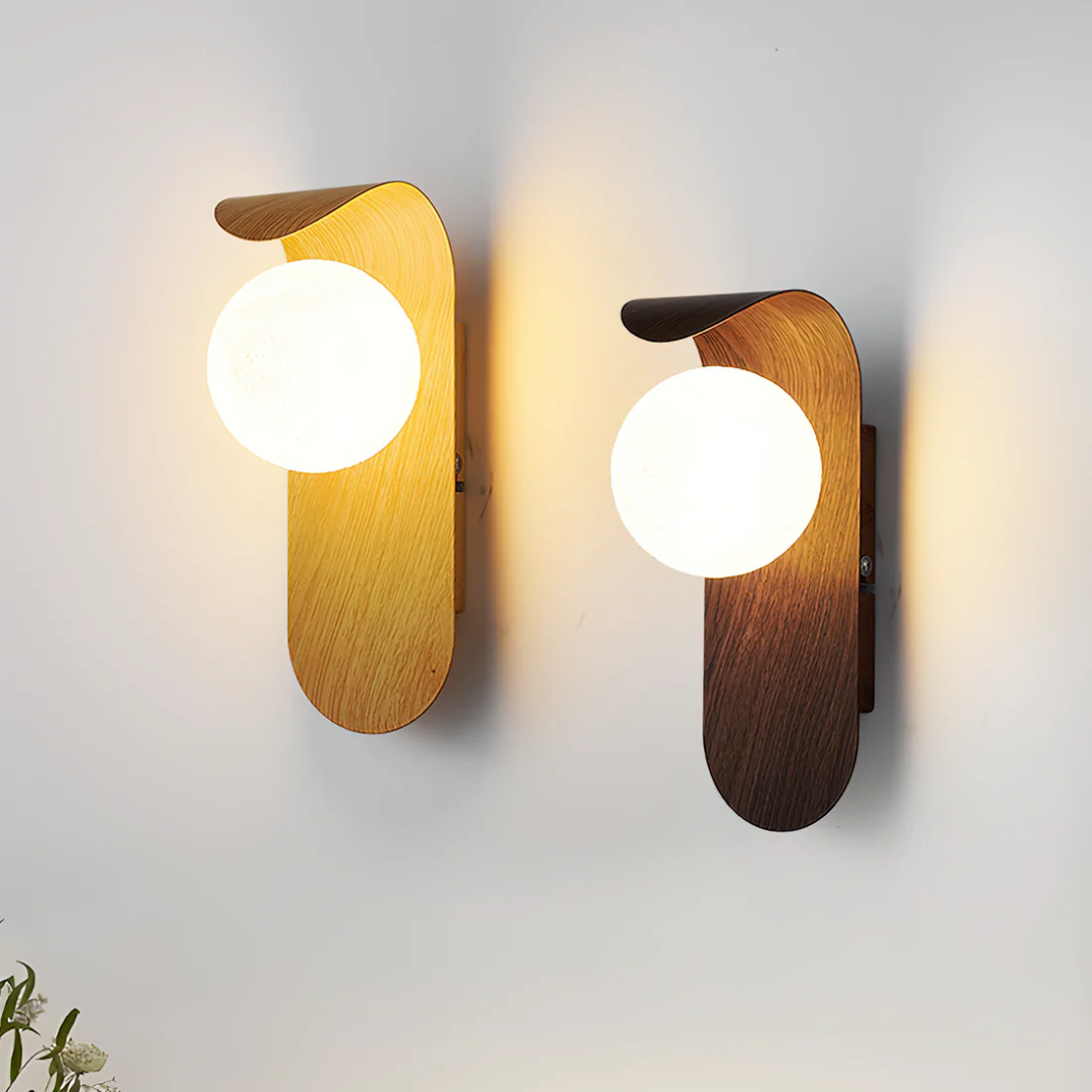 Kinkiet LED ścienny kulisty z drewnopodobnym wykończeniem do salonu 13x25cm