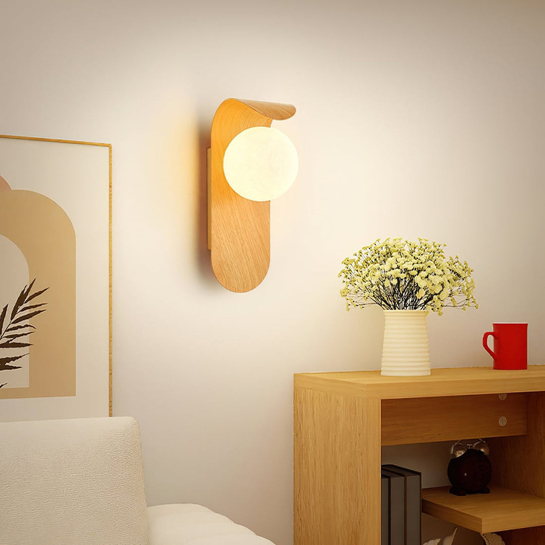 Kinkiet LED ścienny kulisty z drewnopodobnym wykończeniem do salonu 13x25cm