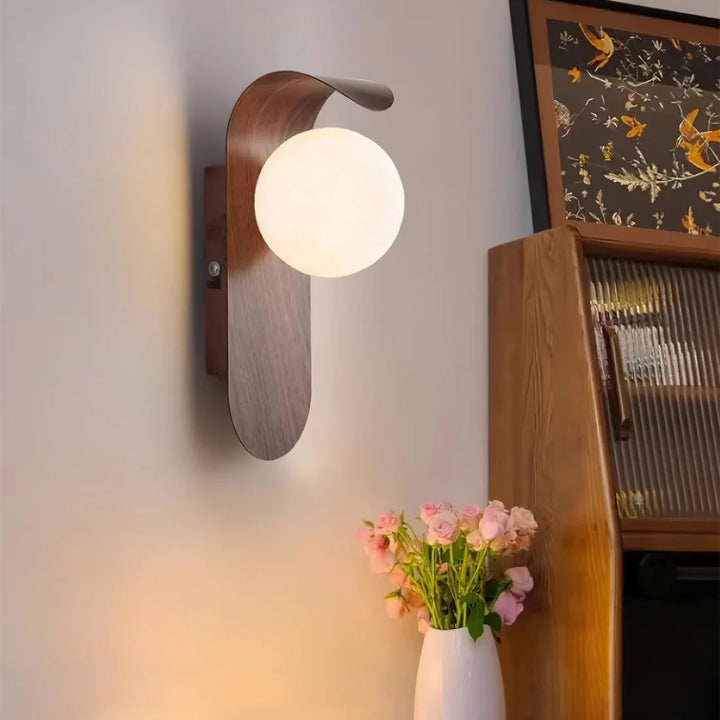 Kinkiet LED ścienny kulisty z drewnopodobnym wykończeniem do salonu 13x25cm